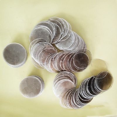 Température du four Contenu en CaO % 0,4-0,6 0,5 mm Rubis feuille de mica verte avec forme personnalisée