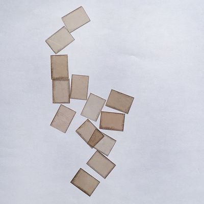 Température du four Contenu en CaO % 0,4-0,6 0,5 mm Rubis feuille de mica verte avec forme personnalisée