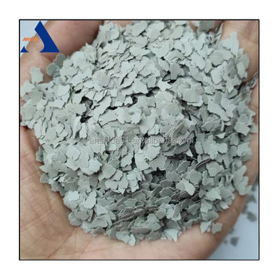 Méthode d'application des copeaux de roche composites par pulvérisation pour les revêtements de copeaux de flocons multicolores