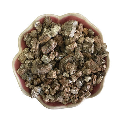 Vermiculite d'or ou d'argent étendue pour le jardinage et l'aménagement paysager