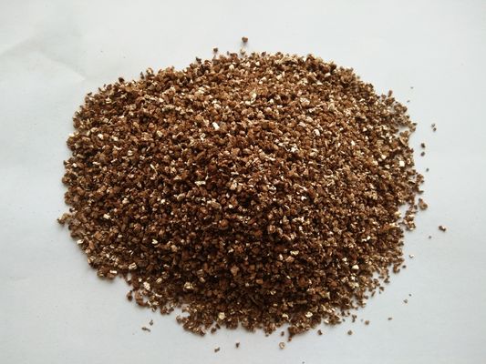 Vermiculite d'or ou d'argent étendue pour le jardinage et l'aménagement paysager