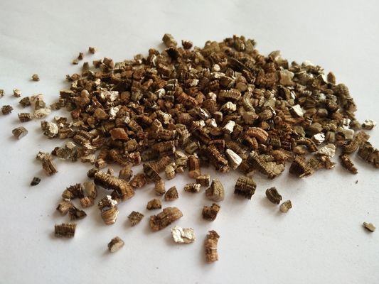 Vermiculite d'or ou d'argent étendue pour le jardinage et l'aménagement paysager